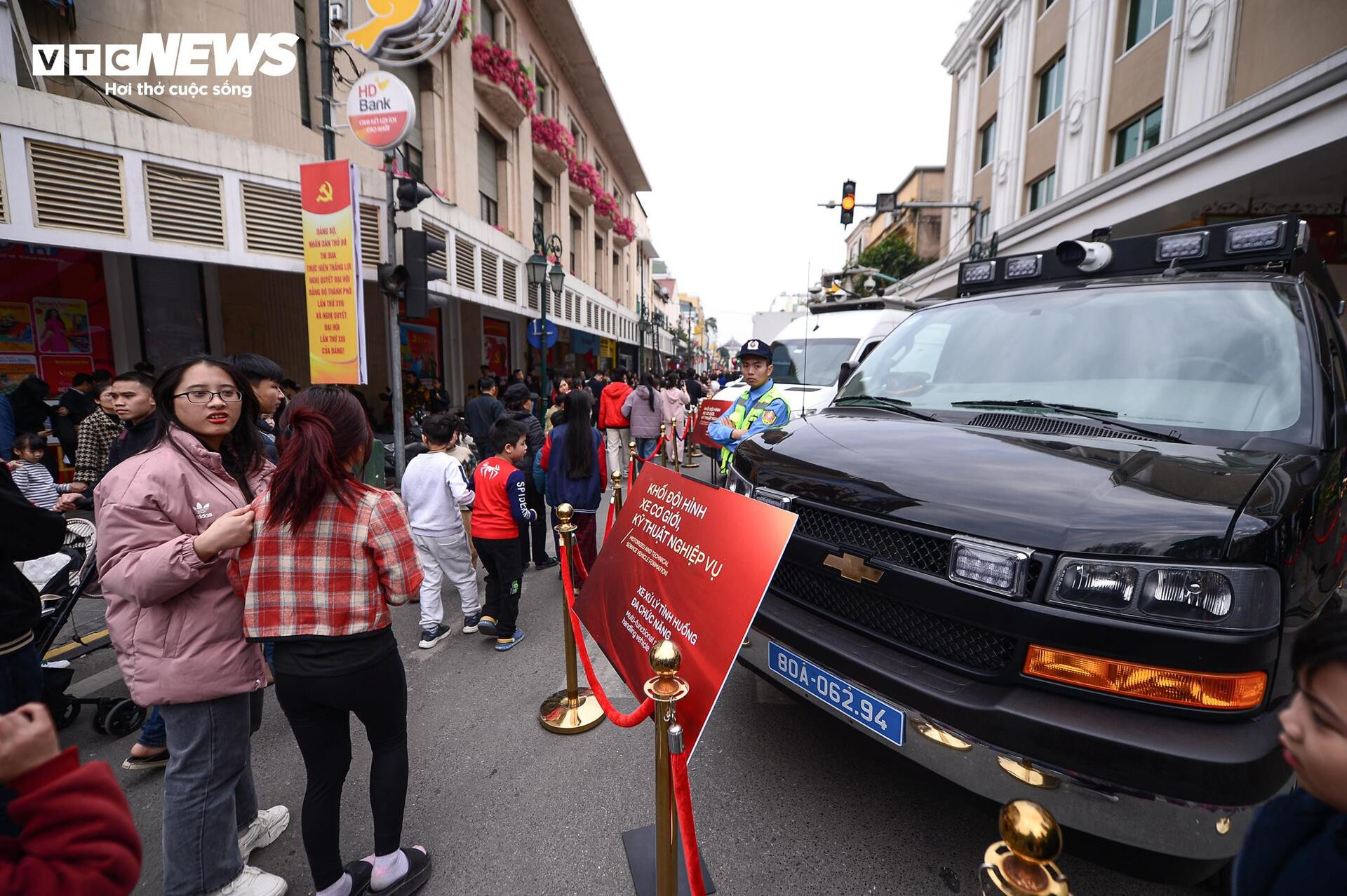 Ngắm dàn khí tài tối tân, xe bọc thép được Bộ Công an trưng bày trên phố Hà Nội - 3