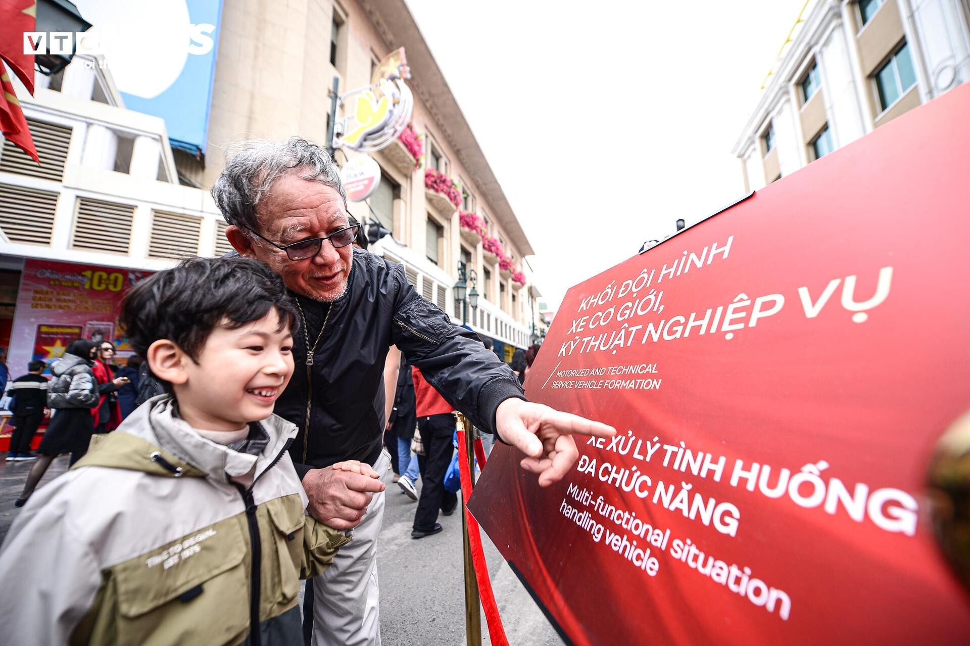 Ngắm dàn khí tài tối tân, xe bọc thép được Bộ Công an trưng bày trên phố Hà Nội - 11