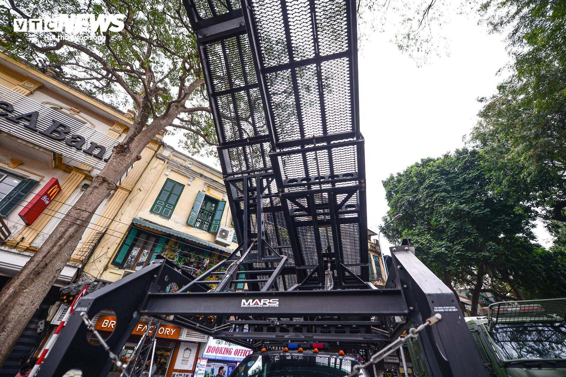 Ngắm dàn khí tài tối tân, xe bọc thép được Bộ Công an trưng bày trên phố Hà Nội - 14