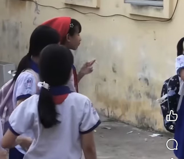 Cảnh báo: Không chỉ hút thuốc, trẻ tiểu học có thể làm nhiều điều khiến người lớn bất ngờ ảnh 1