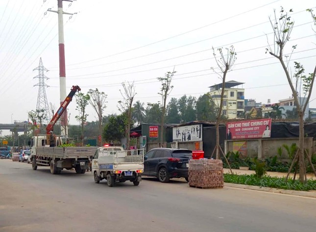 Chuyện lạ ở Hà Nội: Ô tô đỗ ở lòng đường bị xếp gạch chặn đầu, chặn đuôi ảnh 2