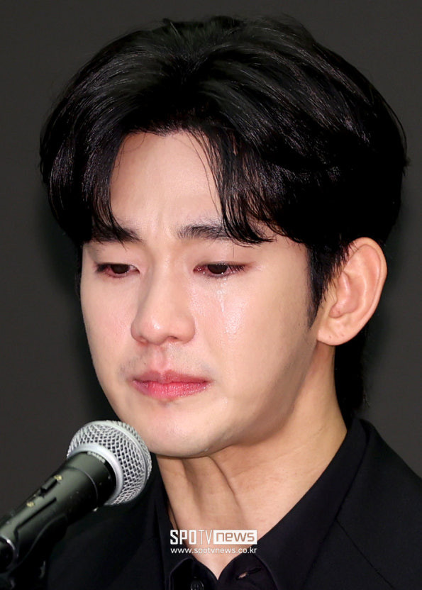 Phản ứng của dư luận về họp báo