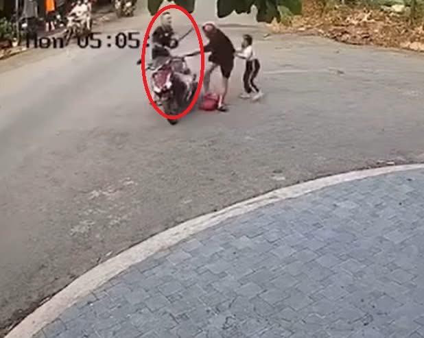 Lệnh giữ người trong trường hợp khẩn cấp với tài xế ô tô dùng gậy đánh tới tấp người đi xe máy - Ảnh 1.