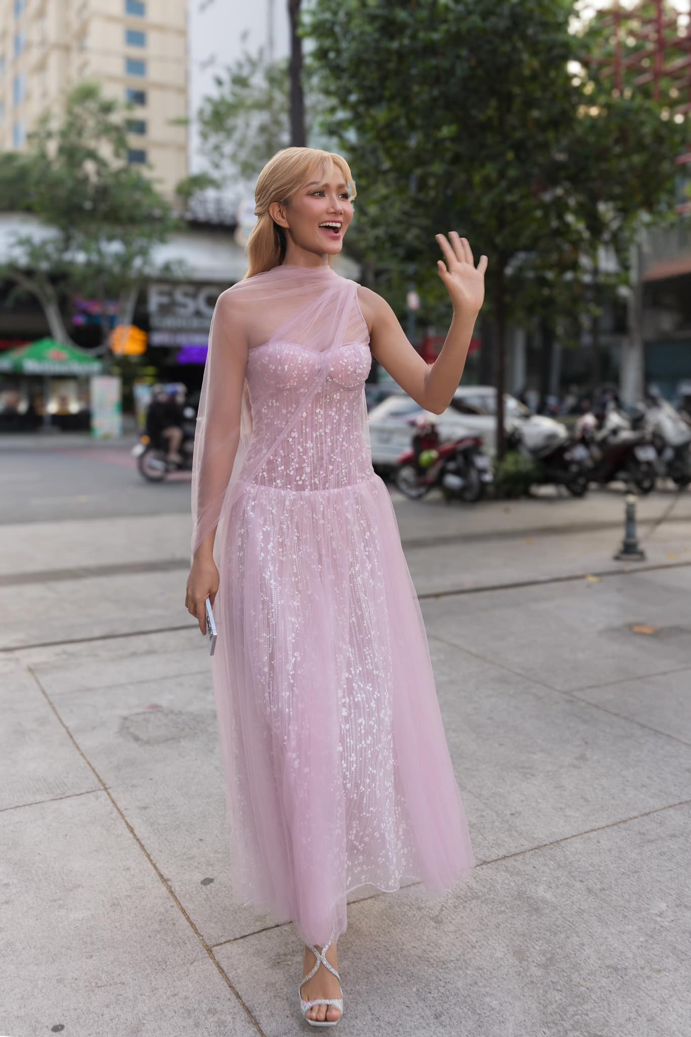 Phong cách thời trang giản dị 'độc - lạ' của H'Hen Niê vẫn ghi điểm trước người hâm mộ - Ảnh 11.