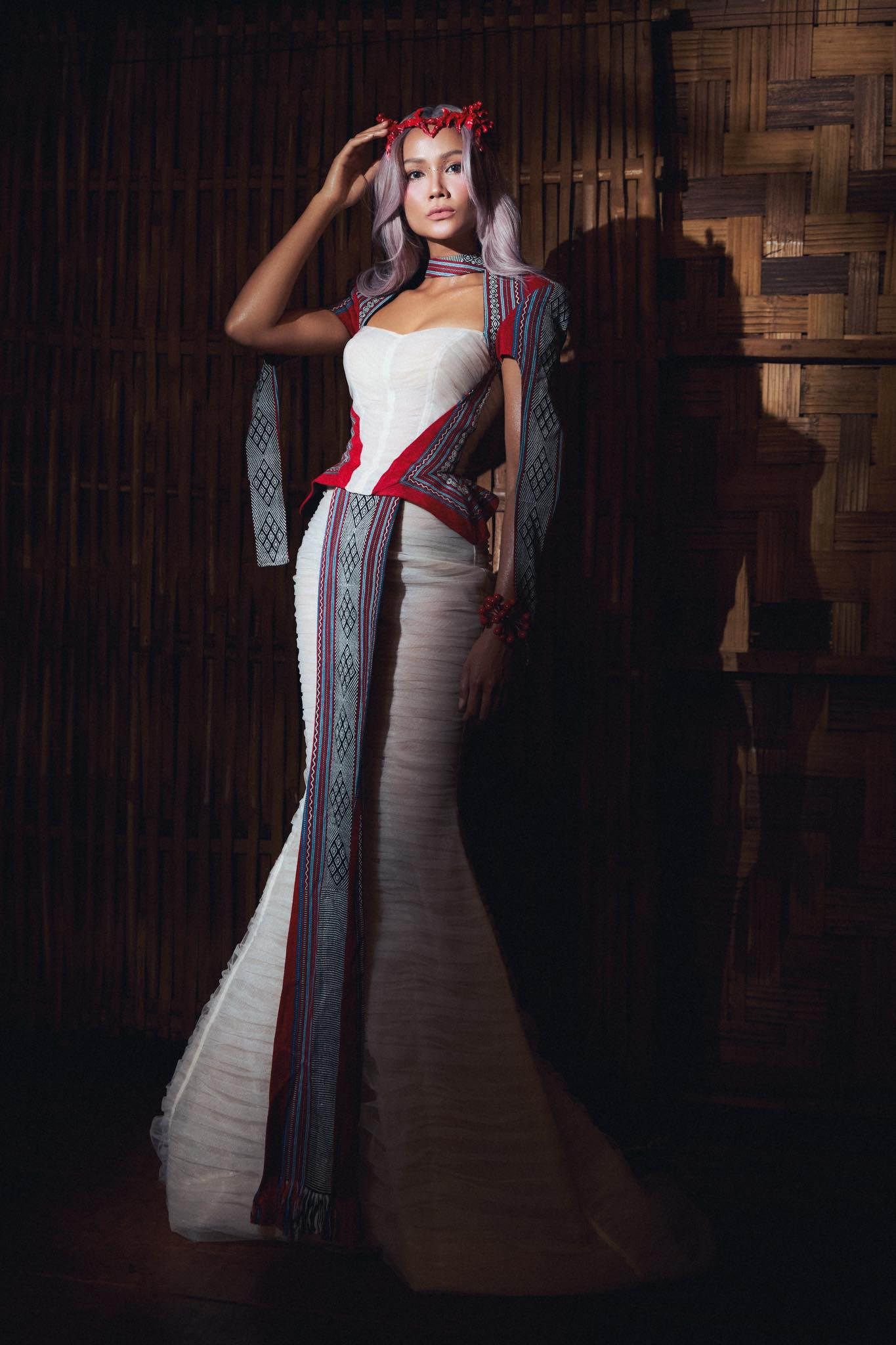 Phong cách thời trang giản dị 'độc - lạ' của H'Hen Niê vẫn ghi điểm trước người hâm mộ - Ảnh 6.