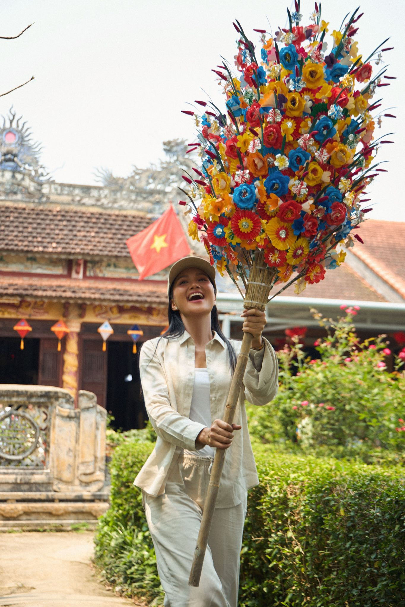 Phong cách thời trang giản dị 'độc - lạ' của H'Hen Niê vẫn ghi điểm trước người hâm mộ - Ảnh 1.