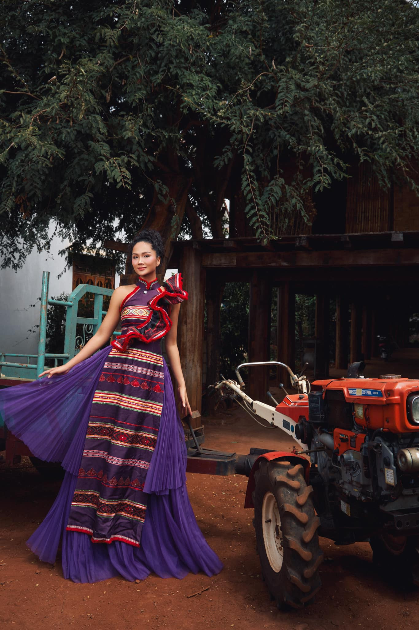 Phong cách thời trang giản dị 'độc - lạ' của H'Hen Niê vẫn ghi điểm trước người hâm mộ - Ảnh 10.