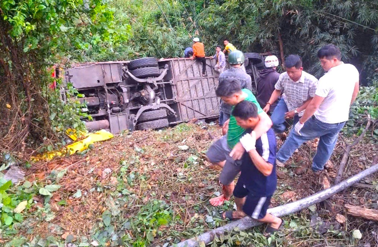 Vụ xe khách rơi xuống vực đèo Bảo Lộc: Tạm giữ tài xế để điều tra- Ảnh 1.