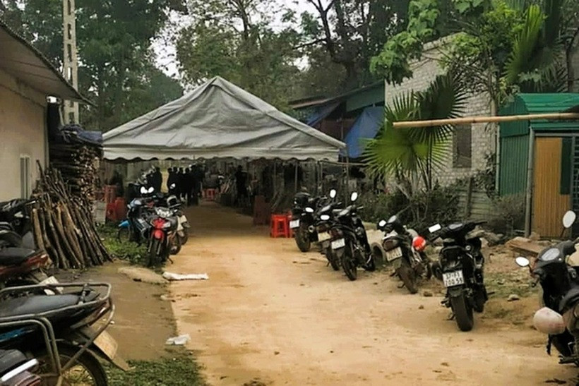 Người dân địa phương đến chia buồn với gia đình ông T và bà N. Ảnh: Dân Trí