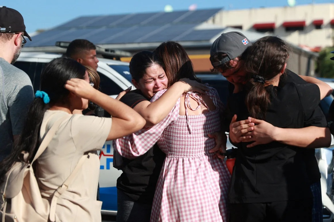 113 người bao gồm cả ca sĩ nổi tiếng thiệt mạng trong vụ sập mái hộp đêm, người thân khóc ngất bên bảng danh sách “tử thần”- Ảnh 7.