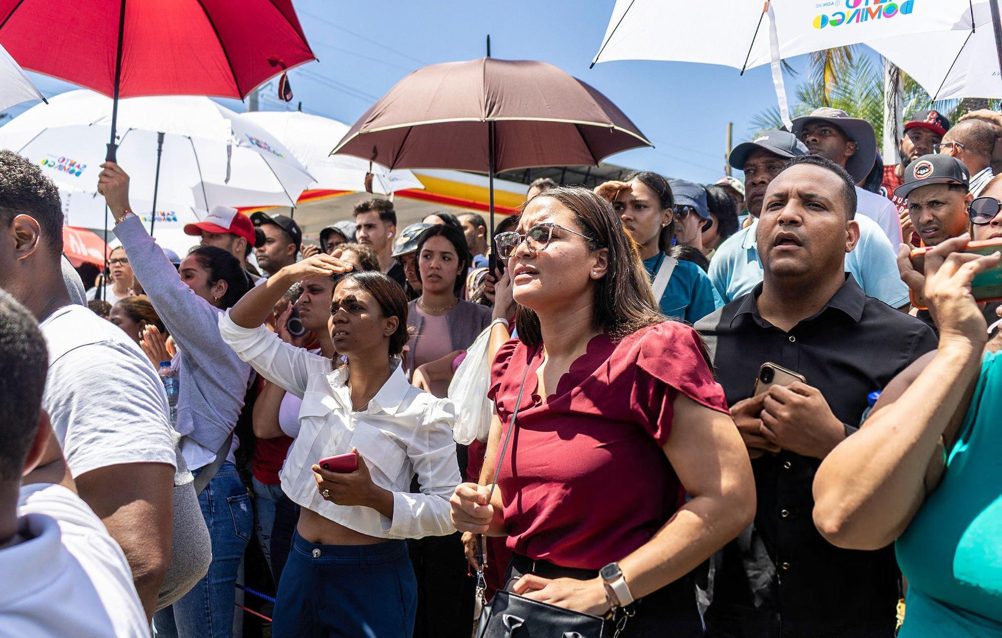 113 người bao gồm cả ca sĩ nổi tiếng thiệt mạng trong vụ sập mái hộp đêm, người thân khóc ngất bên bảng danh sách “tử thần”- Ảnh 6.