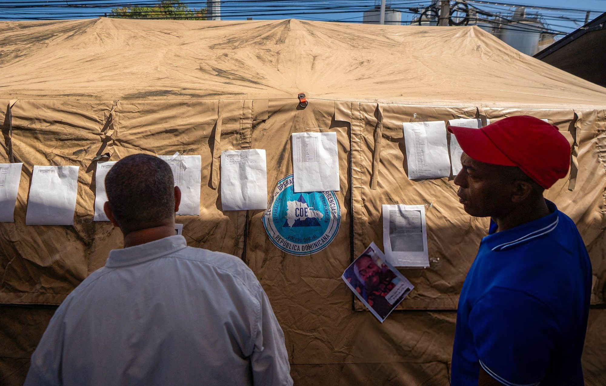 113 người bao gồm cả ca sĩ nổi tiếng thiệt mạng trong vụ sập mái hộp đêm, người thân khóc ngất bên bảng danh sách “tử thần”- Ảnh 8.