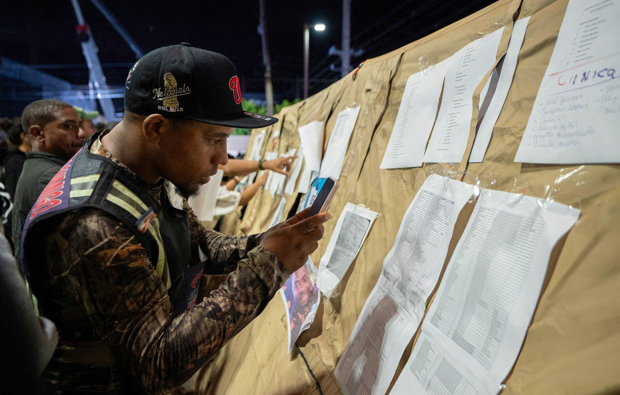 113 người bao gồm cả ca sĩ nổi tiếng thiệt mạng trong vụ sập mái hộp đêm, người thân khóc ngất bên bảng danh sách “tử thần”- Ảnh 9.