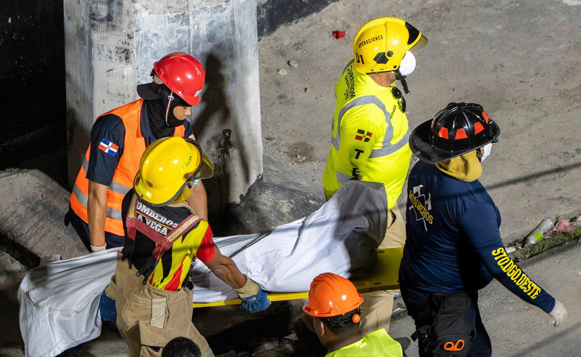 113 người bao gồm cả ca sĩ nổi tiếng thiệt mạng trong vụ sập mái hộp đêm, người thân khóc ngất bên bảng danh sách “tử thần”- Ảnh 4.