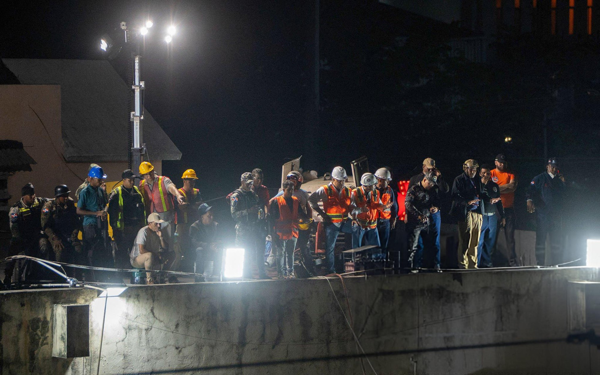 113 người bao gồm cả ca sĩ nổi tiếng thiệt mạng trong vụ sập mái hộp đêm, người thân khóc ngất bên bảng danh sách “tử thần”- Ảnh 5.