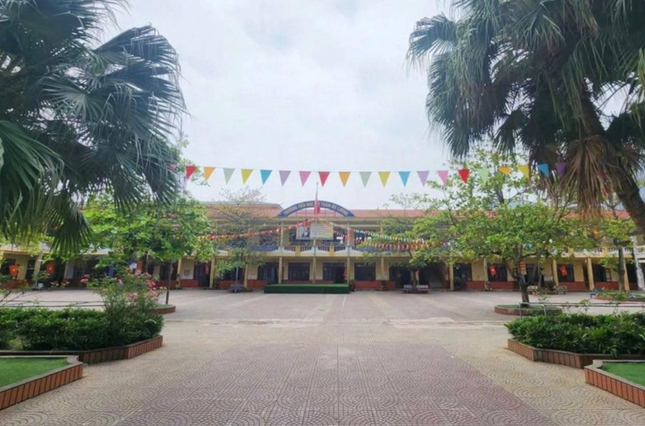 12 học sinh tiểu học ngộ độc sau khi ăn cơm nắm cạnh cổng trường ảnh 1