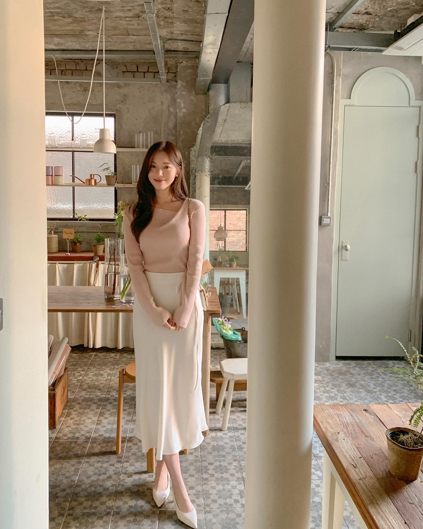 5 kiểu chân váy tối giản ai cũng có thể mặc đẹp- Ảnh 3.