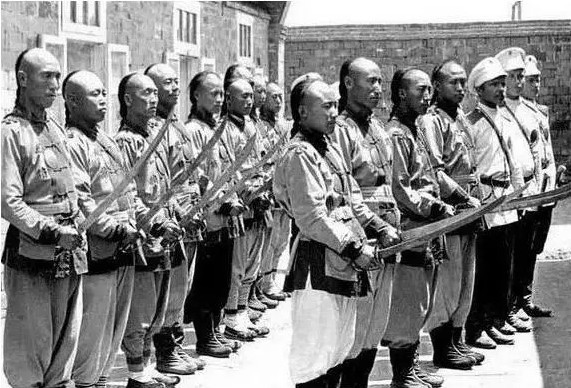 Ảnh hiếm cuối thời Thanh: Từ Hi thái hậu nhiệt tình trong việc này, Lý Liên Anh dùng sào tre chống thuyền- Ảnh 1.