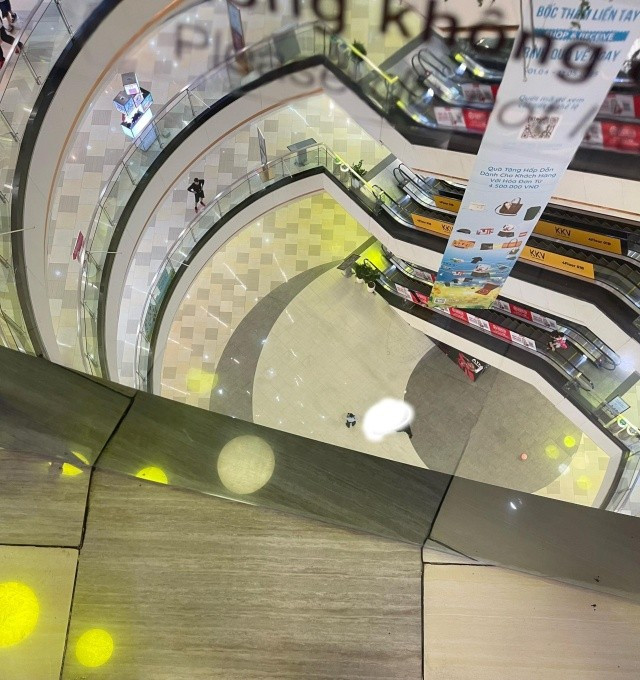 Danh tính nam thanh niên nhảy lầu ra đi mãi mãi tại Vạn Hạnh Mall, để lại dép và ba lô ảnh 1