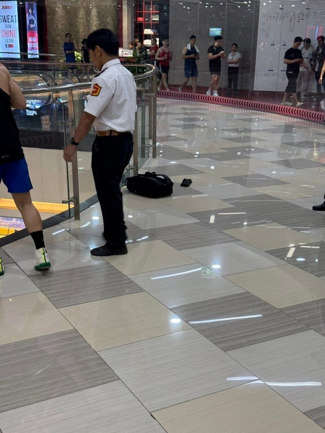 Danh tính nam thanh niên nhảy lầu ra đi mãi mãi tại Vạn Hạnh Mall, để lại dép và ba lô ảnh 2