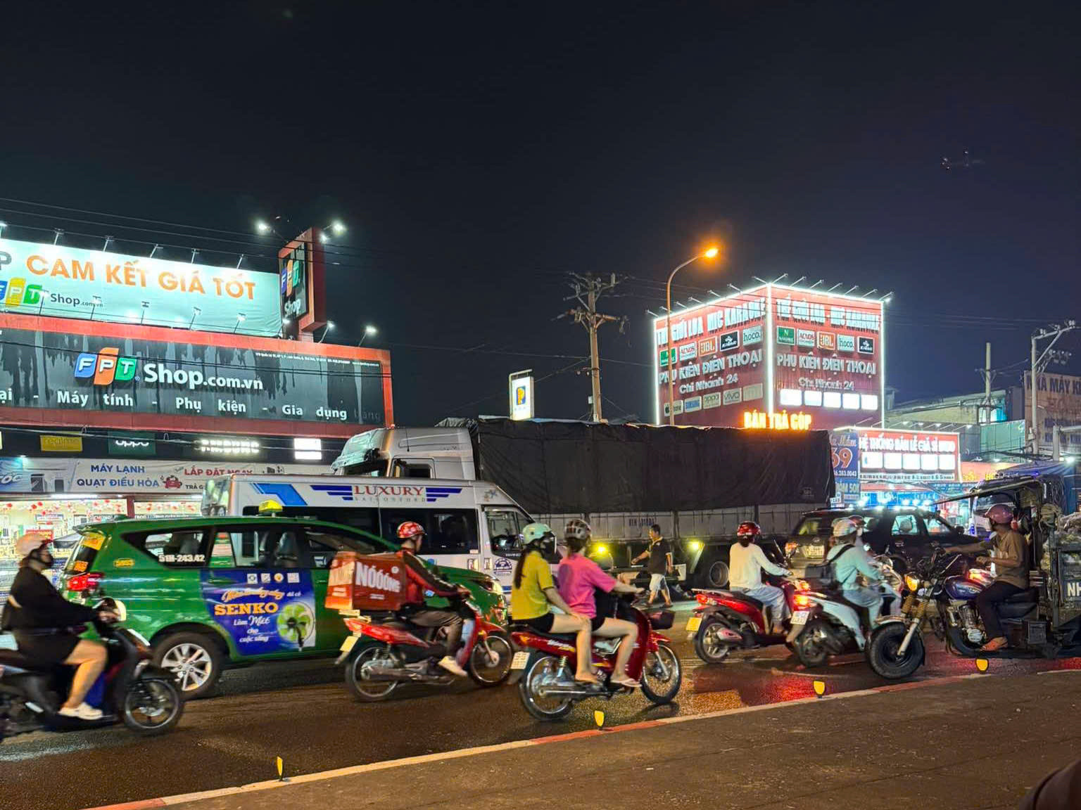 Hai mẹ con đi xe máy bị xe tải tông tử vong tại chỗ- Ảnh 1.