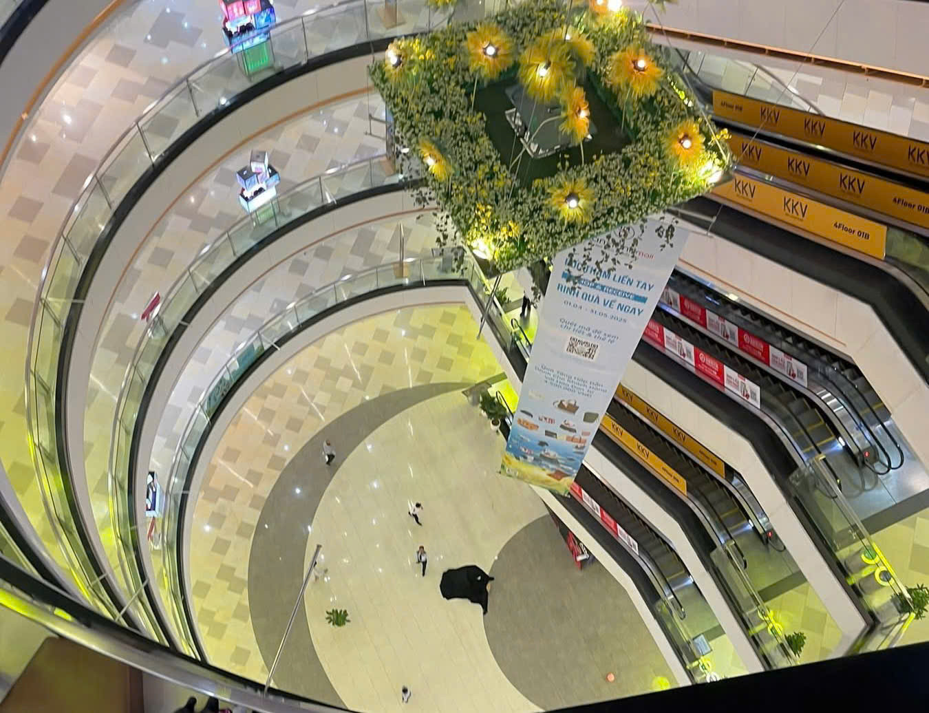 Hoạt động của Vạn Hạnh Mall ra sao sau 2 vụ nhảy lầu liên tiếp?- Ảnh 1.