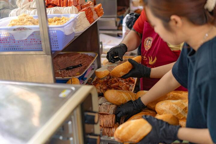 Tiệm bánh mì với giá cao chót vót so với mức giá chung ở TP.HCM luôn thu hút đông khách chờ mua. (Ảnh: P.M)