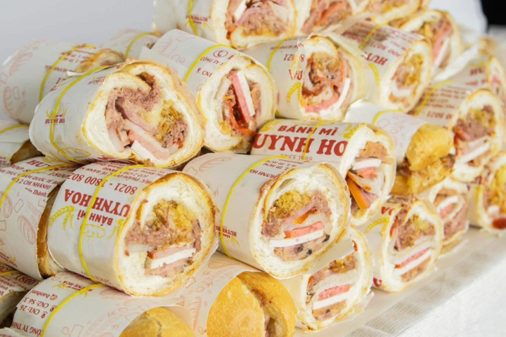 Hội chị em rủ nhau ‘xách tay’ bánh mì đắt nhất TP.HCM - 1