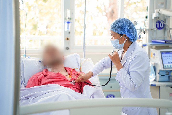 Bệnh nhân người nước ngoài nhập viện cấp cứu sau khi tham gia giải chạy bộ. (Ảnh: BVCC)