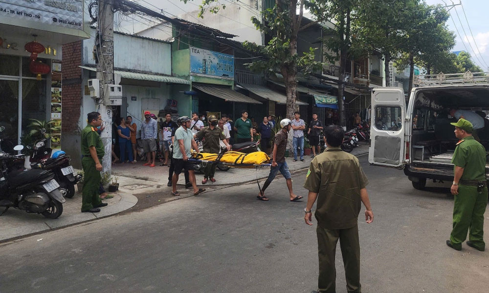 Vụ cháy 4 người chết ở Tiền Giang: Con gái đi học xa về, ngã quỵ khi biết cả bố lẫn mẹ đều tử vong - Ảnh 2.