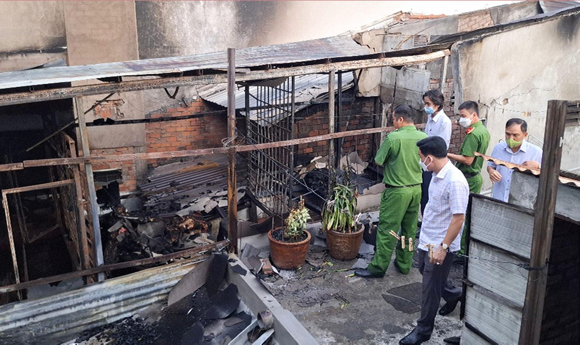 Vụ cháy 4 người chết ở Tiền Giang: Con gái đi học xa về, ngã quỵ khi biết cả bố lẫn mẹ đều tử vong - Ảnh 1.