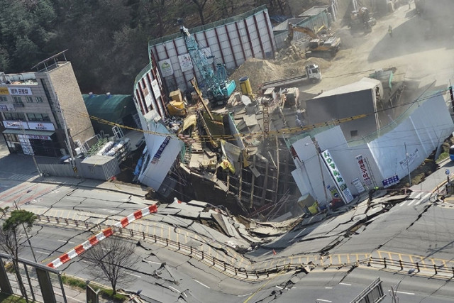 Hàn Quốc: Sập hầm khiến cả đoạn đường bị