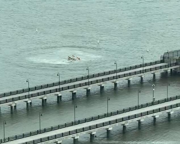 Mỹ: Máy bay trực thăng rơi thẳng xuống sông khiến tất cả thiệt mạng, một nửa là trẻ em- Ảnh 1.