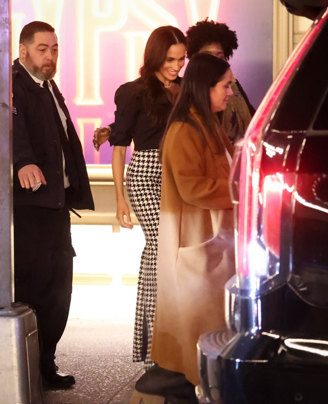 Meghan Markle bị chê làm lố ảnh 4