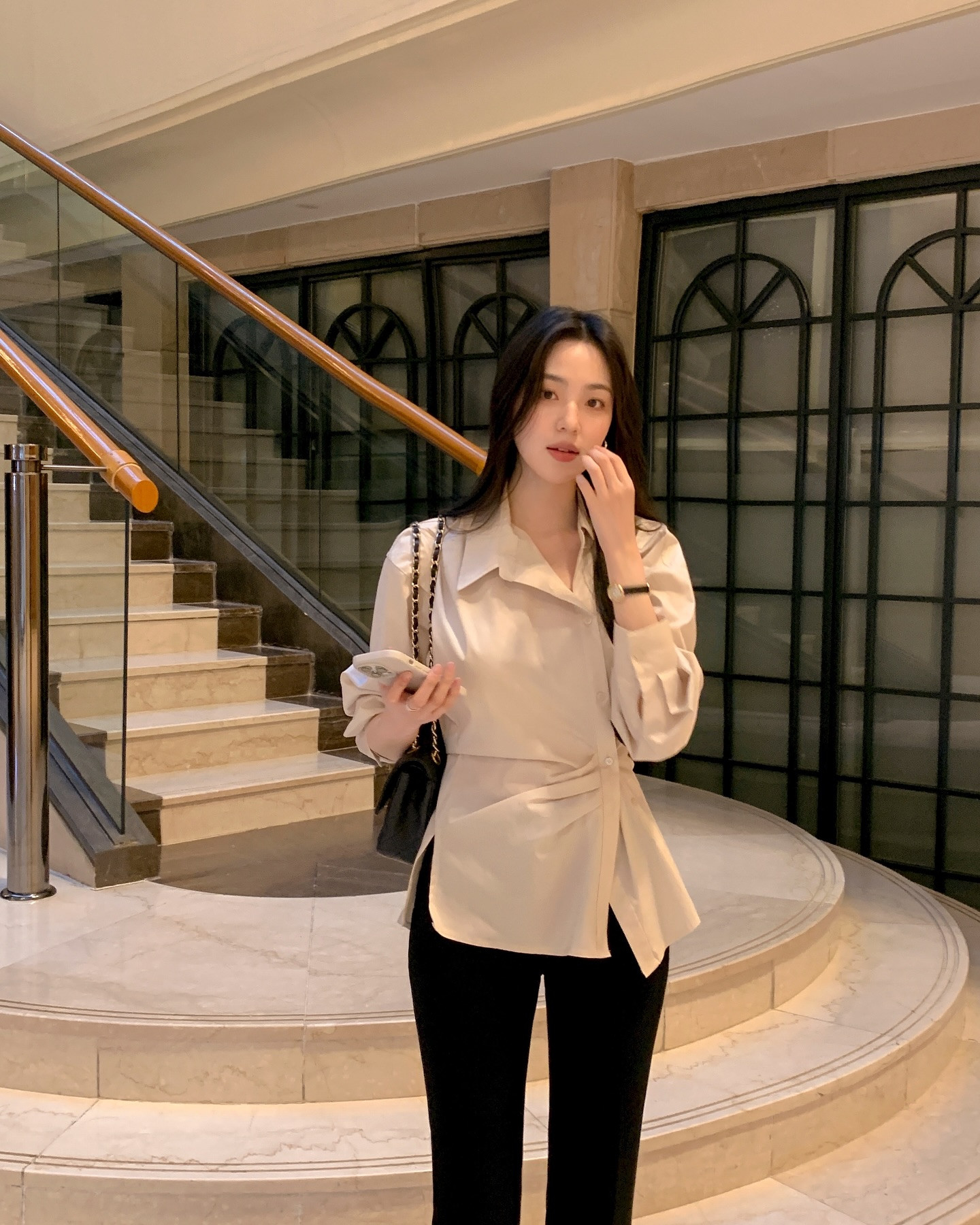 Tuyệt chiêu mặc áo sơ mi tôn dáng cao ráo, thon thả mà chị em nên biết- Ảnh 2.
