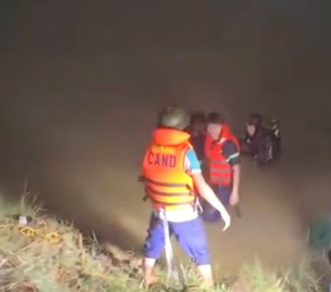 7 học sinh lớp 10 rủ nhau đi tắm hồ, 2 em đuối nước tử vong- Ảnh 1.