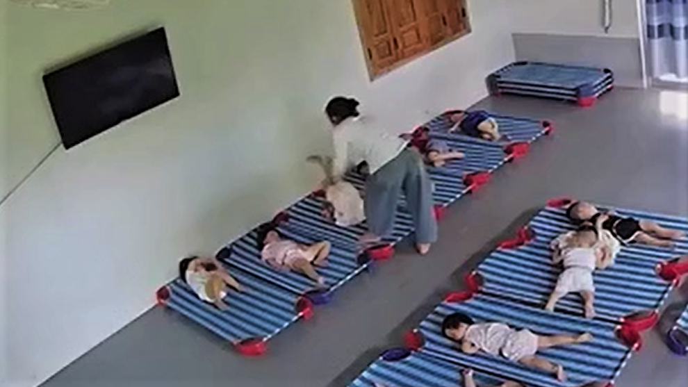 cô giáo đánh trẻ mầm non.png