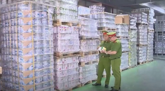 Bộ Công an phát hiện đường dây sản xuất sữa bột giả 573 nhãn hiệu giả. (Ảnh: VTV)