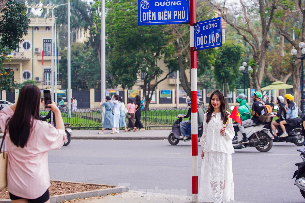 Người dân đổ về Quảng trường Ba Đình chụp ảnh trước thềm đại lễ 30/4 ảnh 22