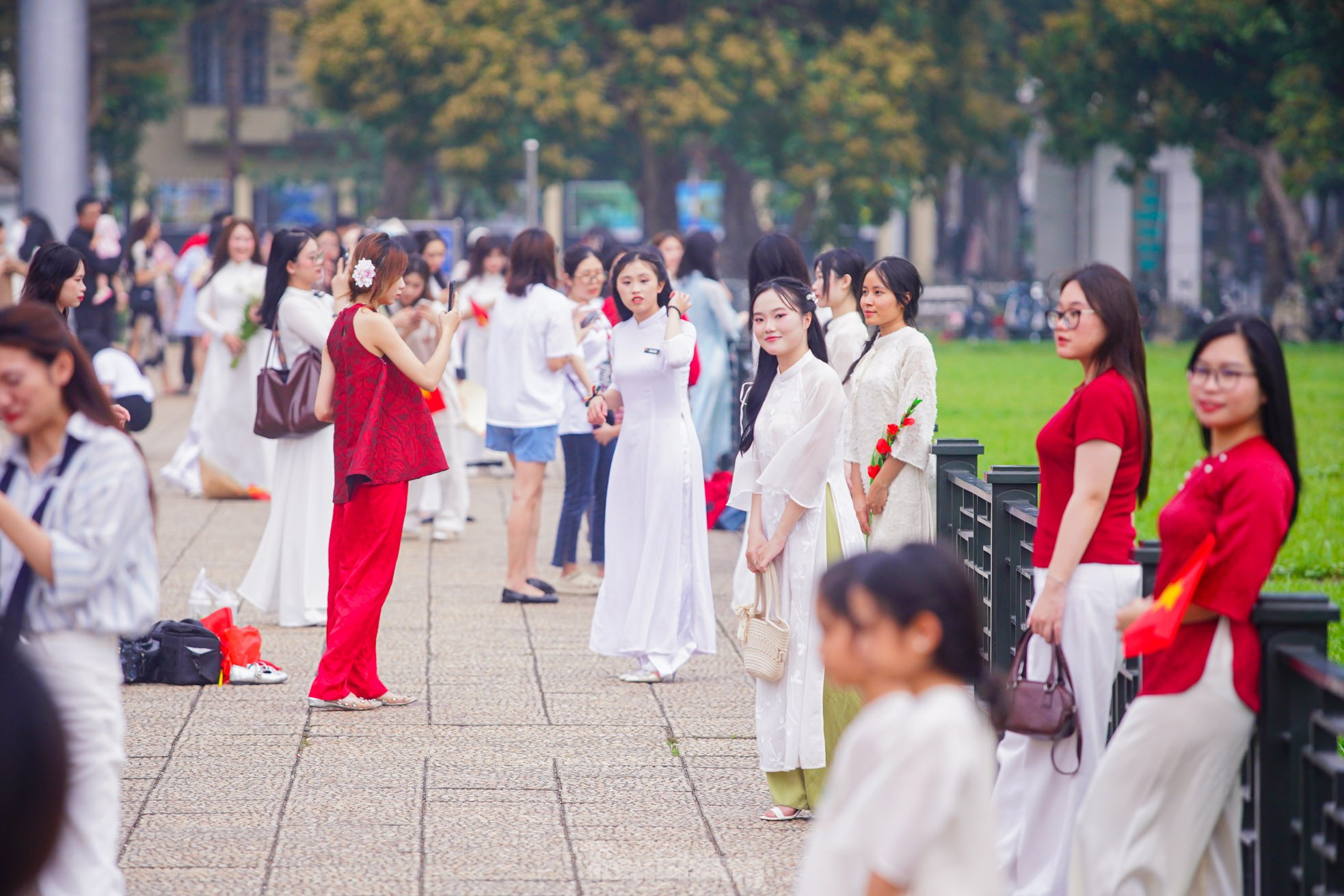 Người dân đổ về Quảng trường Ba Đình chụp ảnh trước thềm đại lễ 30/4 ảnh 3