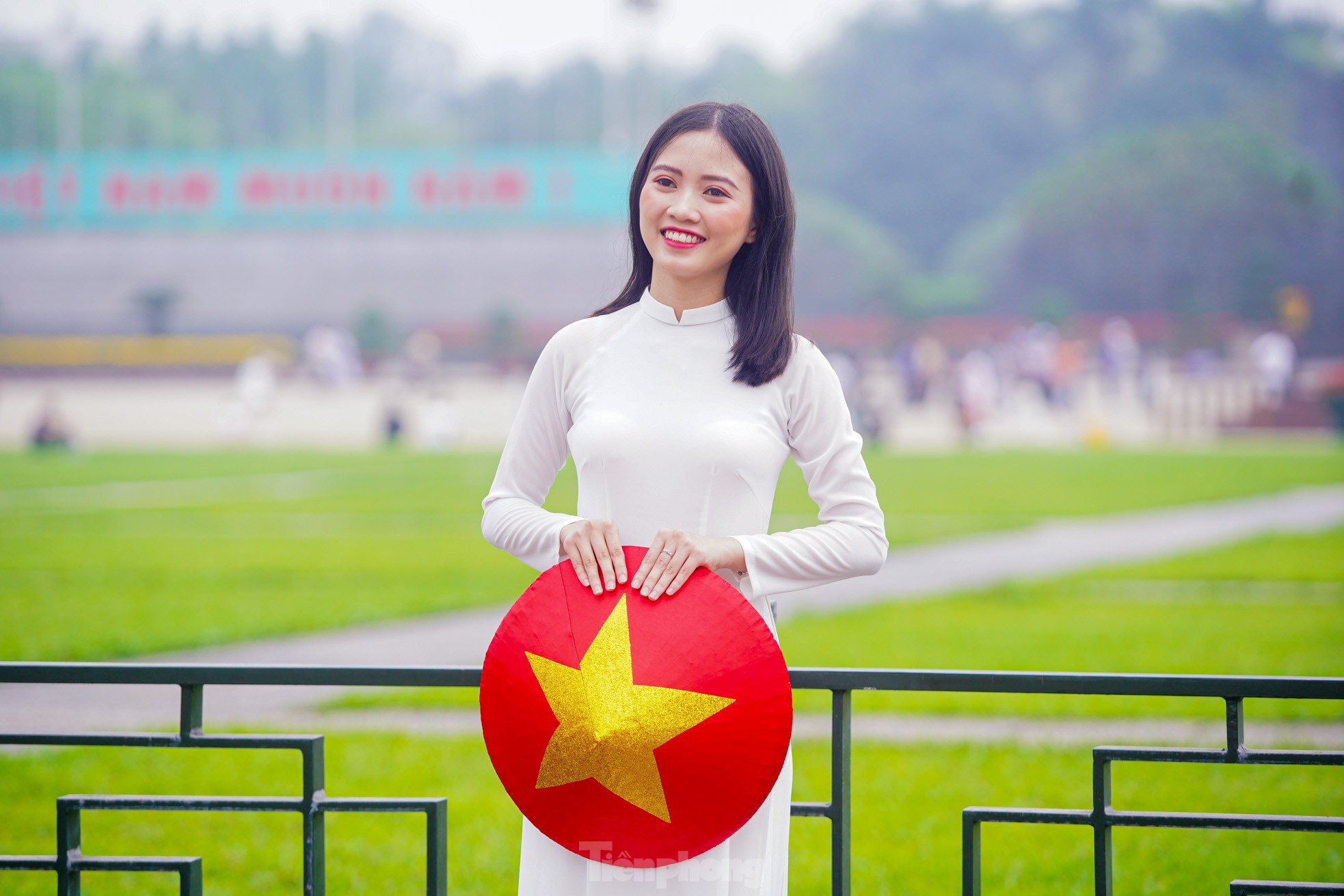 Người dân đổ về Quảng trường Ba Đình chụp ảnh trước thềm đại lễ 30/4 ảnh 11