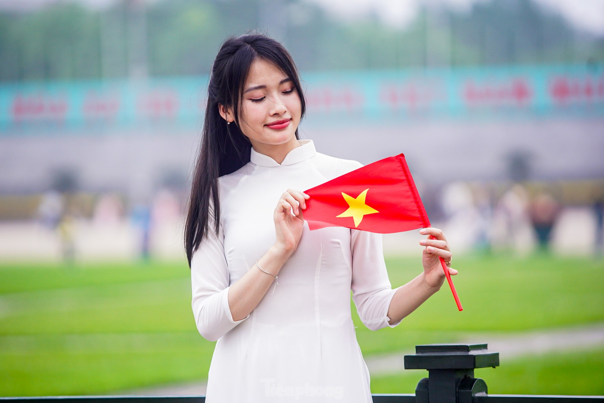 Người dân đổ về Quảng trường Ba Đình chụp ảnh trước thềm đại lễ 30/4 ảnh 7