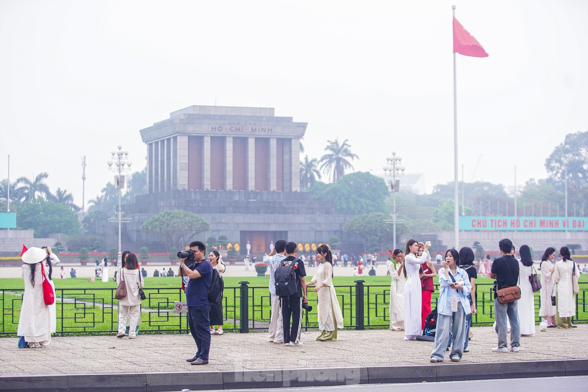 Người dân đổ về Quảng trường Ba Đình chụp ảnh trước thềm đại lễ 30/4 ảnh 1