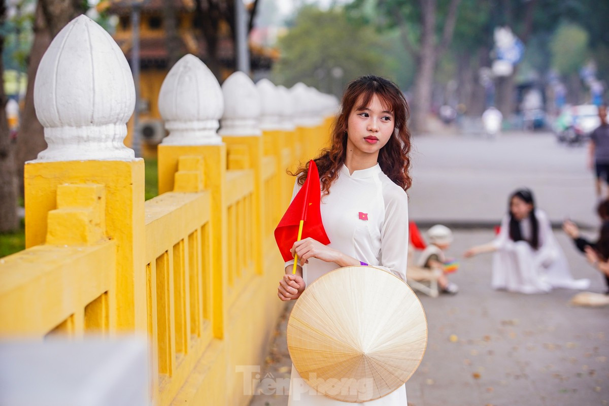 Người dân đổ về Quảng trường Ba Đình chụp ảnh trước thềm đại lễ 30/4 ảnh 21