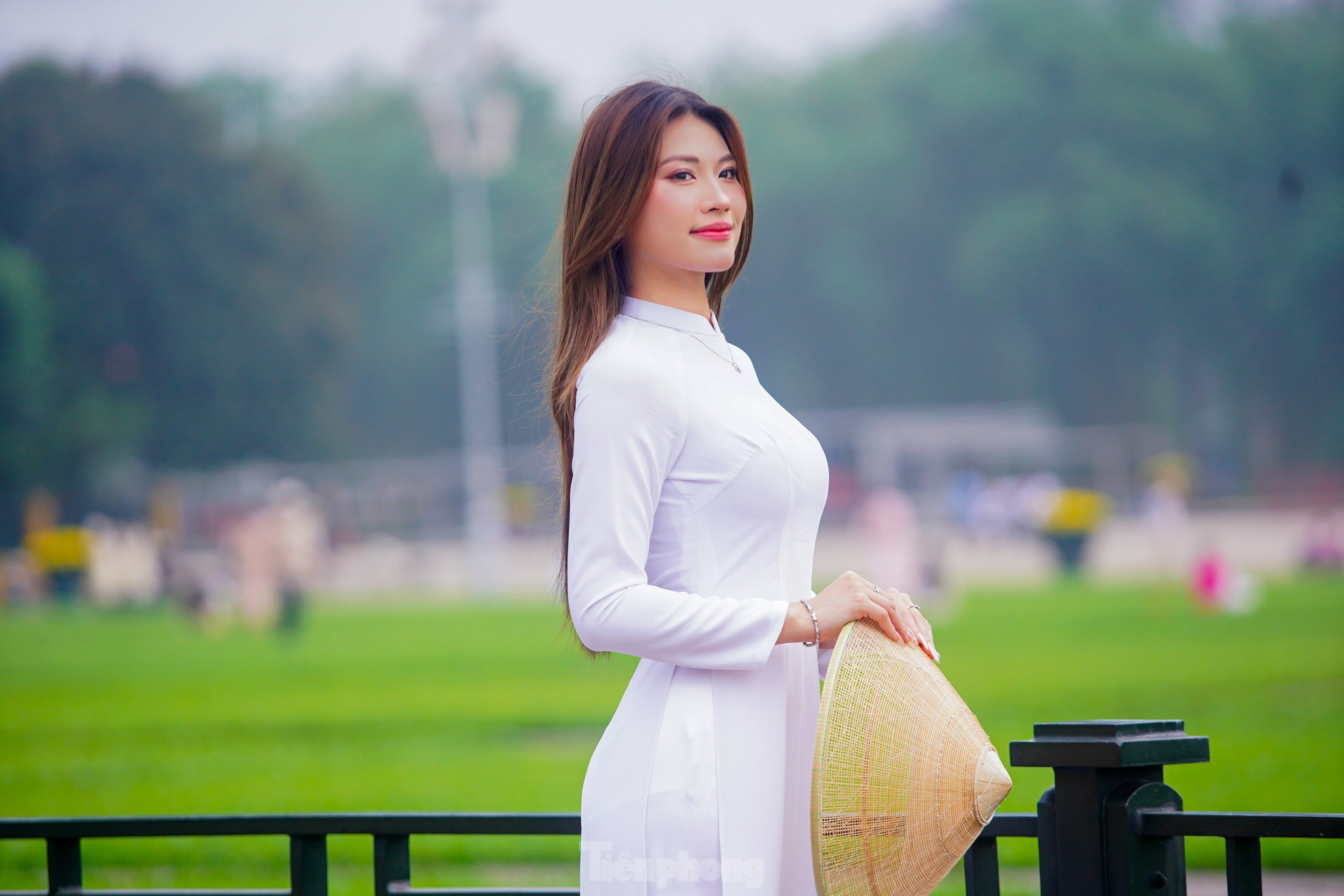 Người dân đổ về Quảng trường Ba Đình chụp ảnh trước thềm đại lễ 30/4 ảnh 15