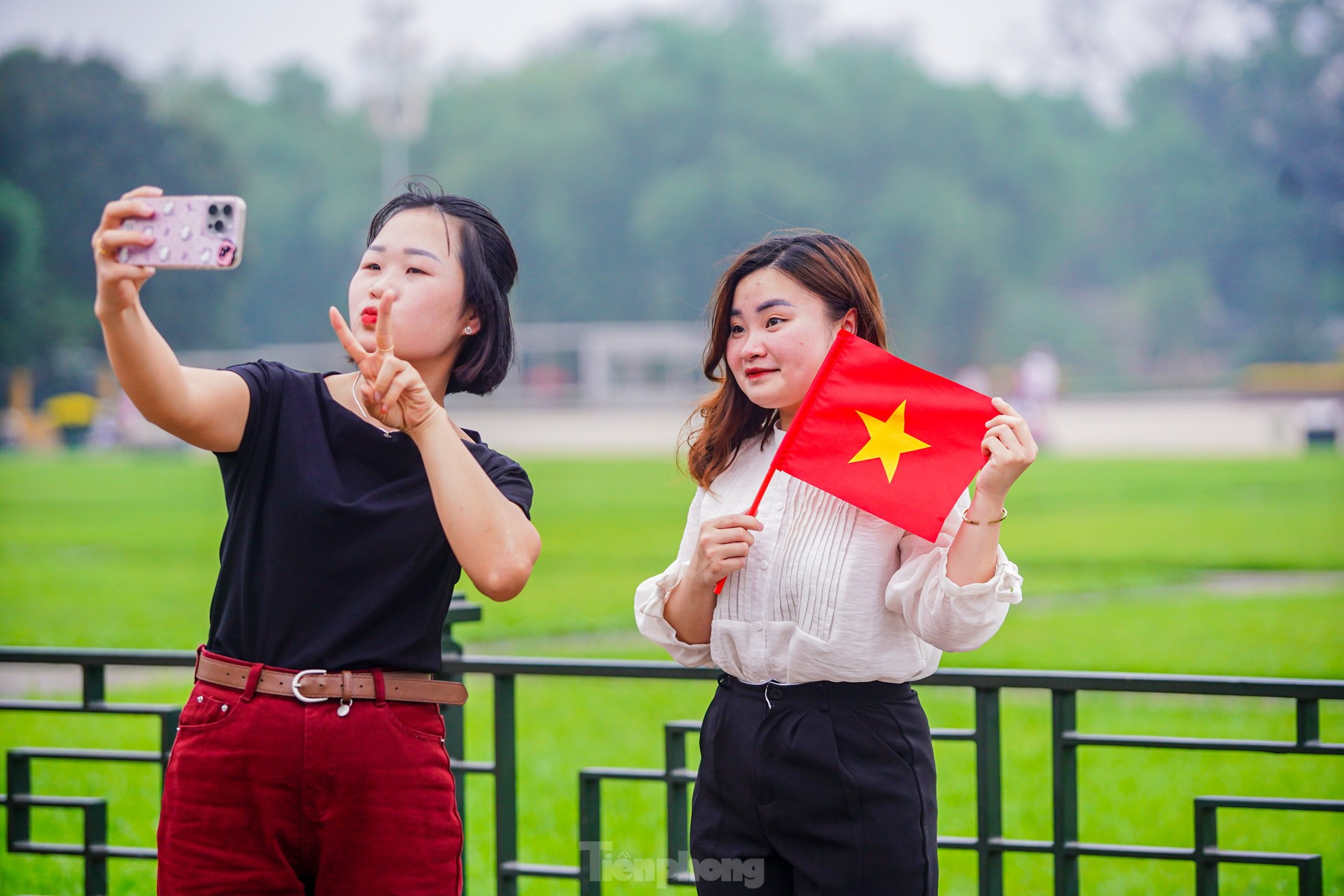 Người dân đổ về Quảng trường Ba Đình chụp ảnh trước thềm đại lễ 30/4 ảnh 13