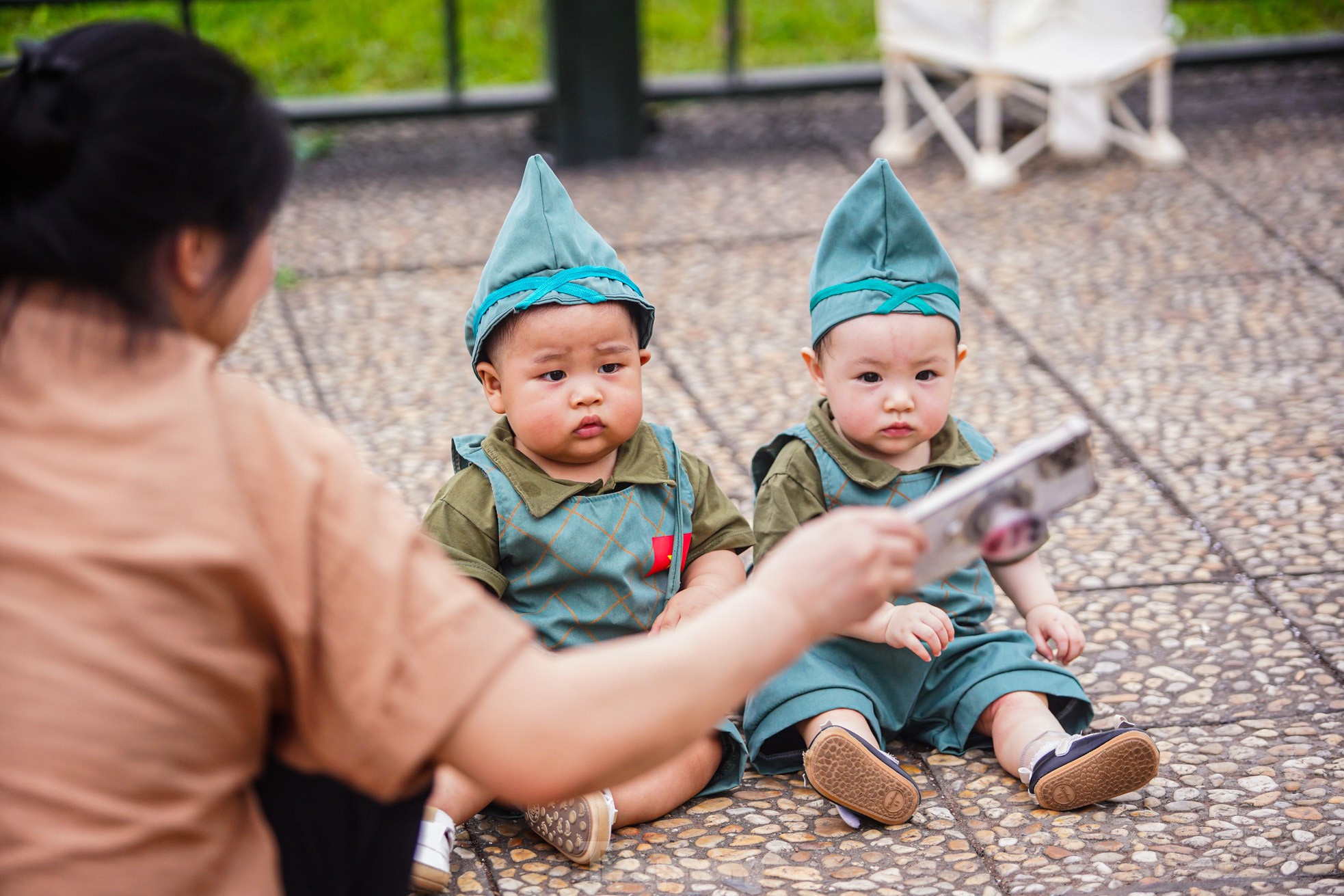 Người dân đổ về Quảng trường Ba Đình chụp ảnh trước thềm đại lễ 30/4 ảnh 18