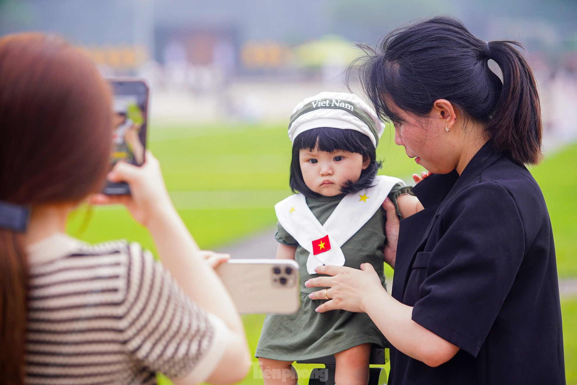 Người dân đổ về Quảng trường Ba Đình chụp ảnh trước thềm đại lễ 30/4 ảnh 20