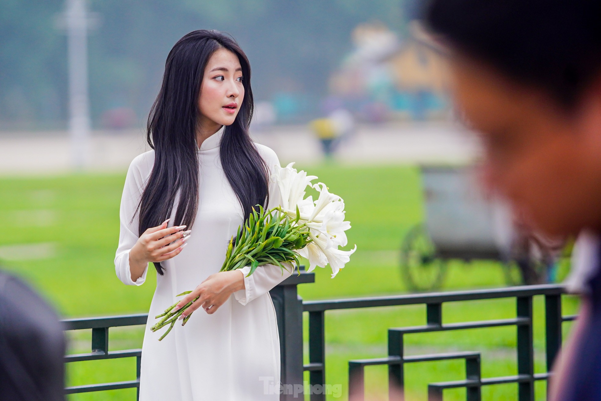 Người dân đổ về Quảng trường Ba Đình chụp ảnh trước thềm đại lễ 30/4 ảnh 14