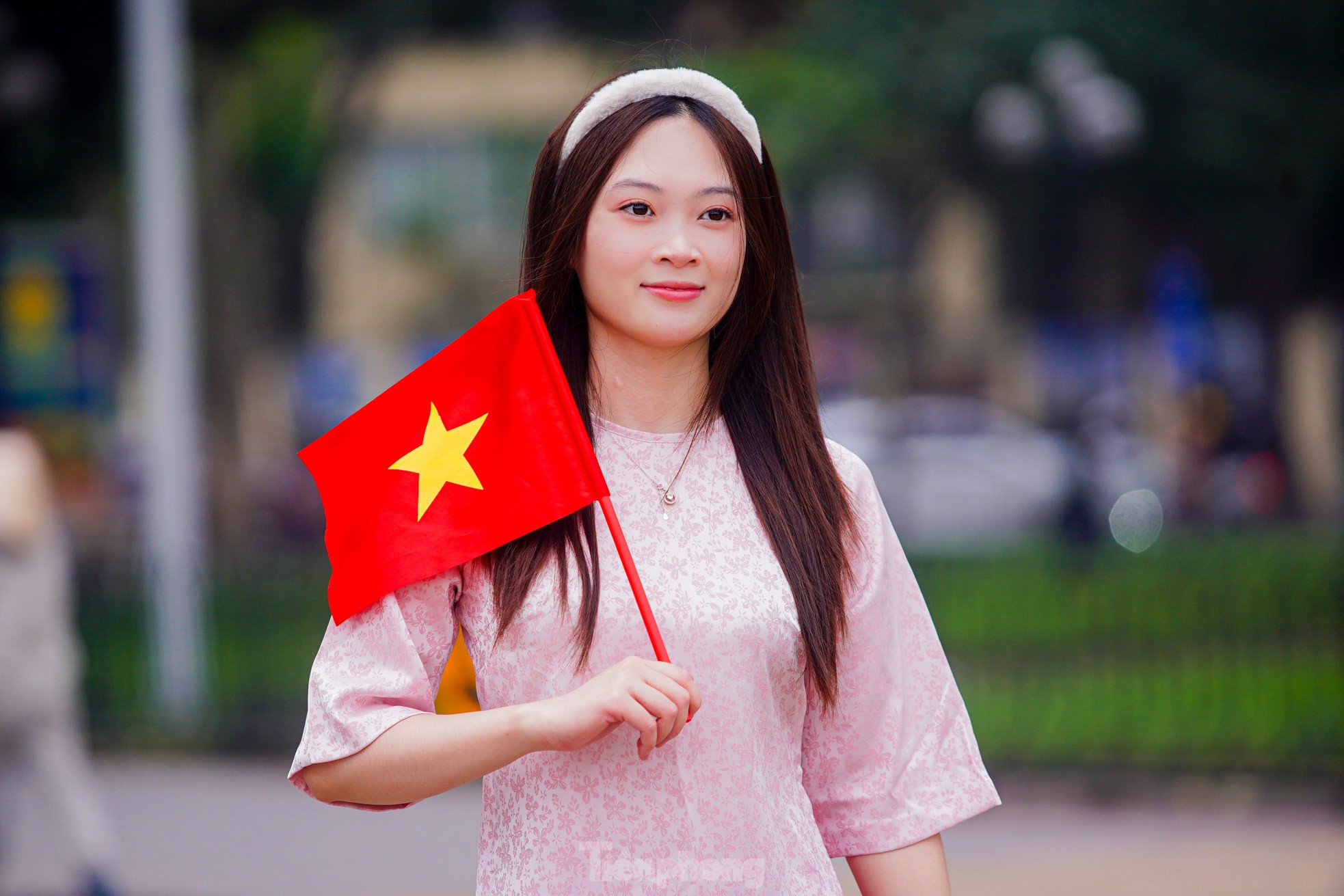 Người dân đổ về Quảng trường Ba Đình chụp ảnh trước thềm đại lễ 30/4 ảnh 8